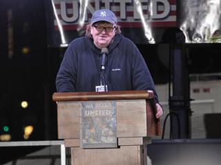 マイケル・ムーア、トランプ大統領就任式直前に反対集会 NYにデ・ニーロらセレブ集結