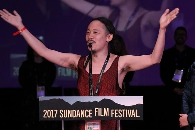 喜びを爆発させる長久允監督