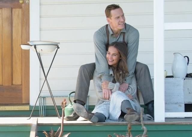 愛娘は他人の子…M・ファスベンダー＆A・ビカンダー“夫婦”が運命に翻ろうされる「光をくれた人」予告編