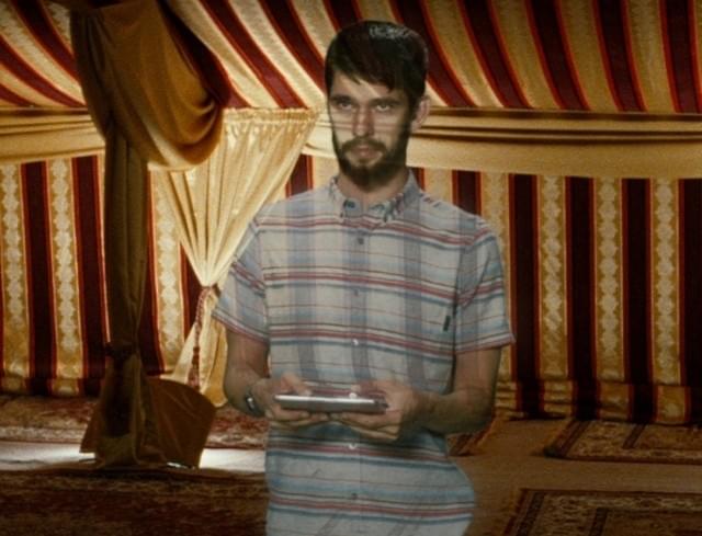 ベン・ウィショーが“ホログラム姿”で出現！「王様のためのホログラム」本編映像