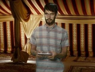 ベン・ウィショーが“ホログラム姿”で出現！「王様のためのホログラム」本編映像