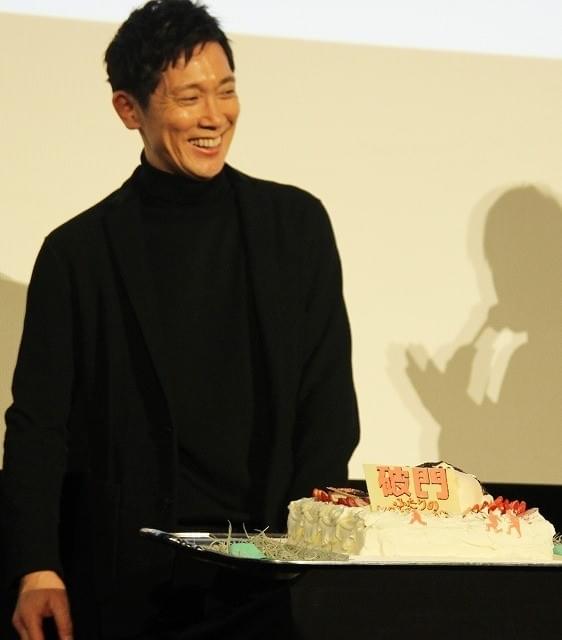 佐々木蔵之介、バースデーケーキのサプライズに感激！関ジャニ横山が「あ～ん」で祝福