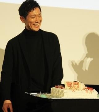 佐々木蔵之介、バースデーケーキのサプライズに感激！関ジャニ横山が「あ～ん」で祝福