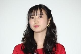 スパガ浅川梨奈、軽快セールストークで「咲」グッズを猛アピール 浜辺美波は爆笑