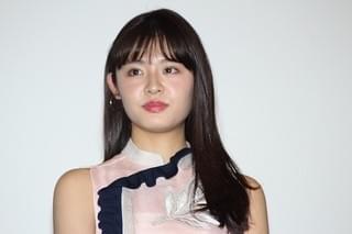 スパガ浅川梨奈、軽快セールストークで「咲」グッズを猛アピール 浜辺美波は爆笑