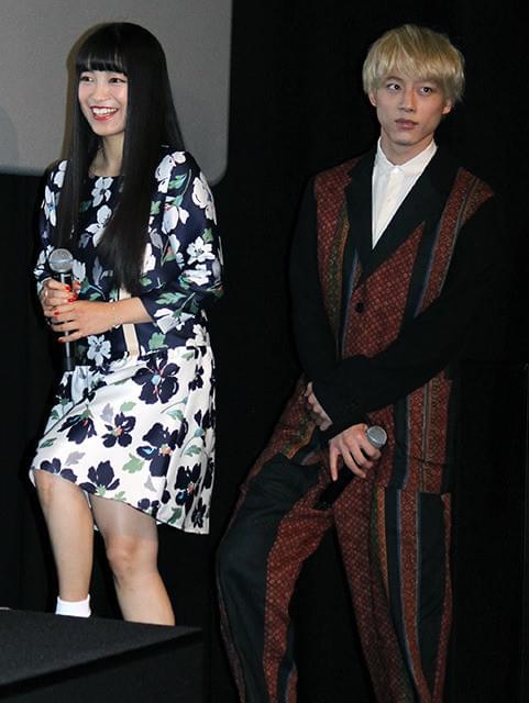 登壇するmiwaと坂口健太郎