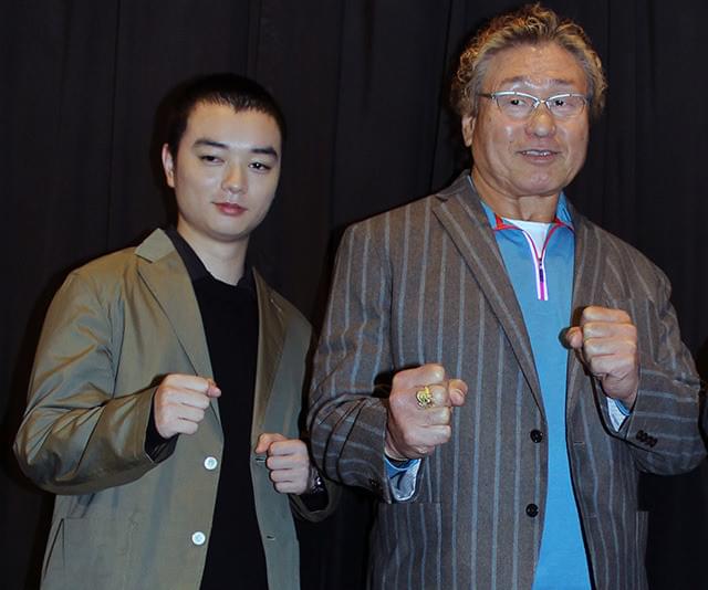 舞台挨拶に立った 天龍源一郎と染谷将太