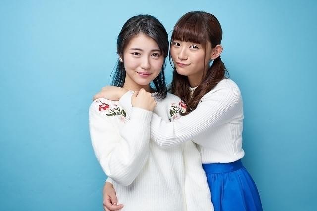 浜辺美波（左）を抱きすくめる浅川梨奈