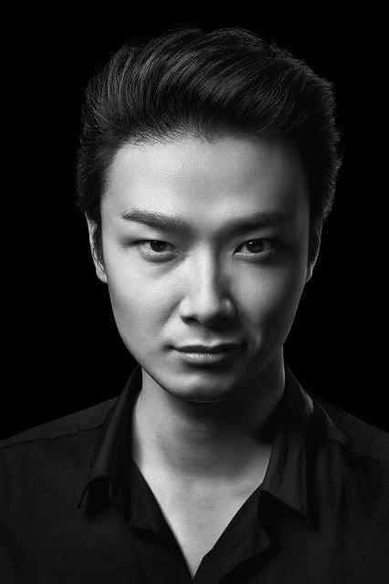 明智小五郎に扮する井上芳雄