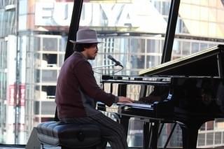 川口春奈、大ファン・スキマスイッチの「奏」サプライズ演奏に涙ポロポロ