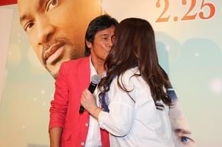 松崎しげる、「相席スタート」山崎ケイにサプライズキス