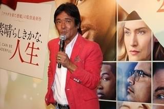 松崎しげる、「相席スタート」山崎ケイにサプライズキス