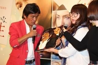 松崎しげる、「相席スタート」山崎ケイにサプライズキス