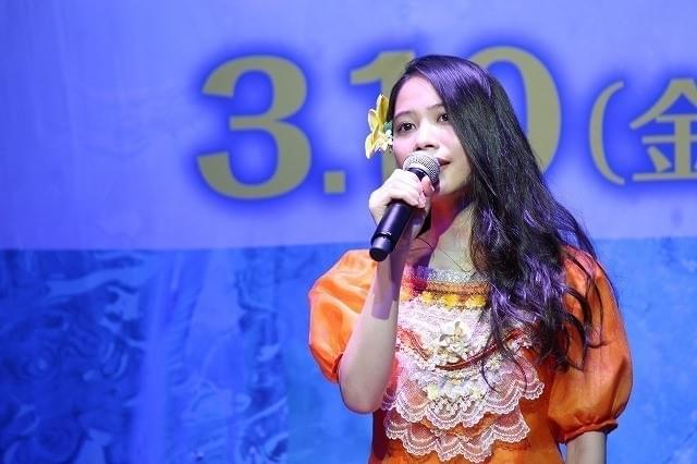 熱唱する屋比久知奈