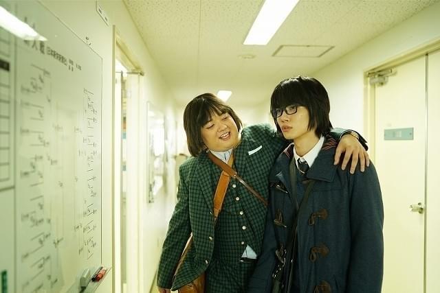 全力投球で演じた染谷将太（左）