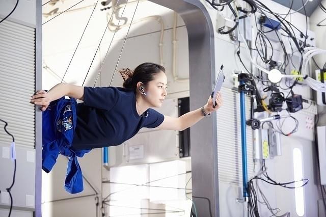 宇宙飛行士役の長澤はワイヤー撮影に挑戦！