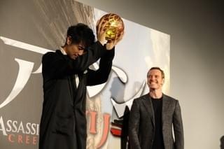 身長と体重が一緒のマイケル・ファスベンダー＆斎藤工、“即席漫才”披露！