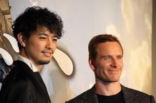 身長と体重が一緒のマイケル・ファスベンダー＆斎藤工、“即席漫才”披露！