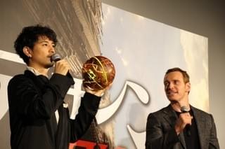 身長と体重が一緒のマイケル・ファスベンダー＆斎藤工、“即席漫才”披露！