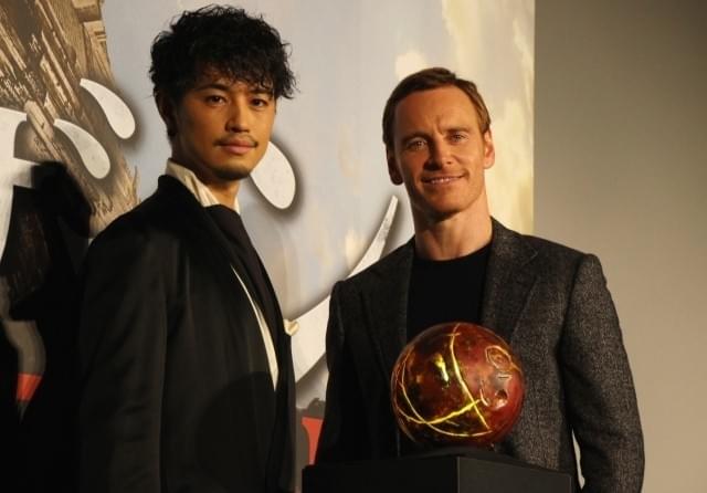 身長と体重が一緒のマイケル・ファスベンダー＆斎藤工、“即席漫才”披露！