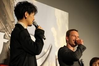 身長と体重が一緒のマイケル・ファスベンダー＆斎藤工、“即席漫才”披露！