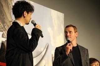 身長と体重が一緒のマイケル・ファスベンダー＆斎藤工、“即席漫才”披露！