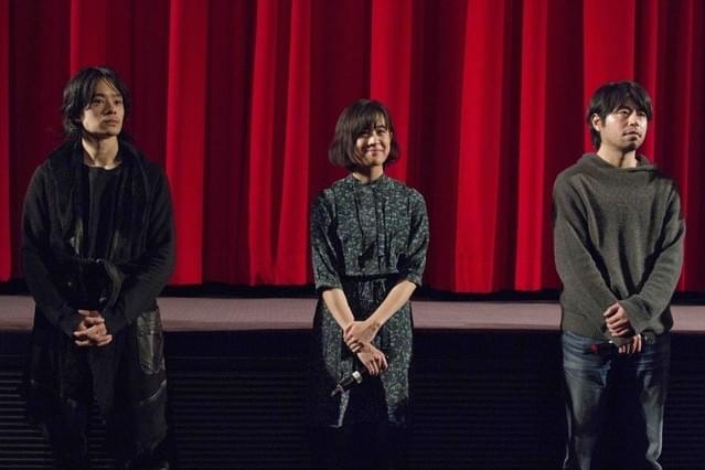 「夜空はいつでも最高密度の青色だ」の 池松壮亮、石橋静河、石井裕也監督