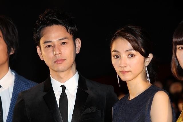 舞台挨拶に立った妻夫木聡と満島ひかり