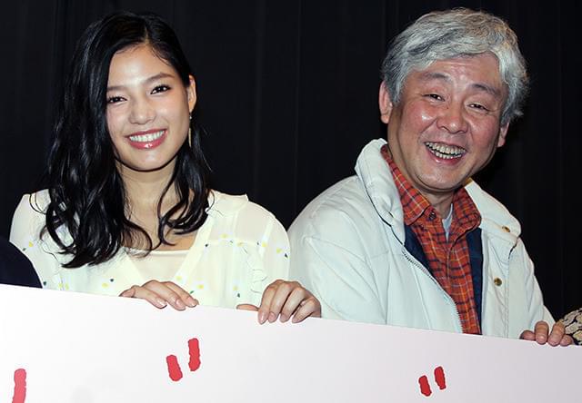 舞台挨拶を盛り上げた柳家喬太郎と 「E-girls」の石井杏奈