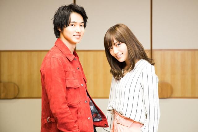 インタビューに応じた 川口春奈と山崎賢人