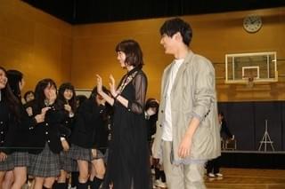 中川大志＆飯豊まりえ、サプライズ訪問に女子高パニック！中川がJKと交際宣言!?