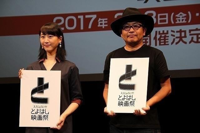 16年8月の会見に登壇した松井玲奈&園子温