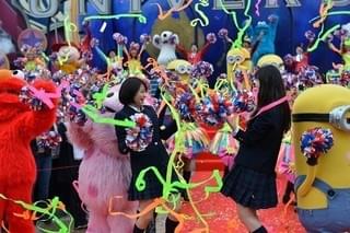 広瀬すず＆中条あやみ、USJにサプライズ登場！「チア☆ダン」コラボダンス披露