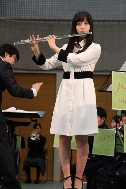 フルート演奏に挑戦した橋本環奈