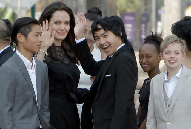 カンボジアを訪れたアンジェリーナ・ジョリーと長男マドックス(中央)ら