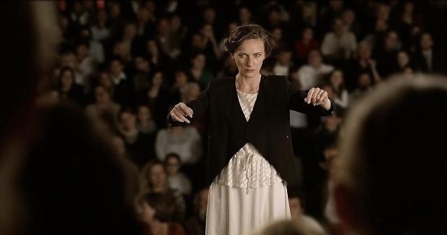 少女たちが意地悪な先生に立ち向かう！