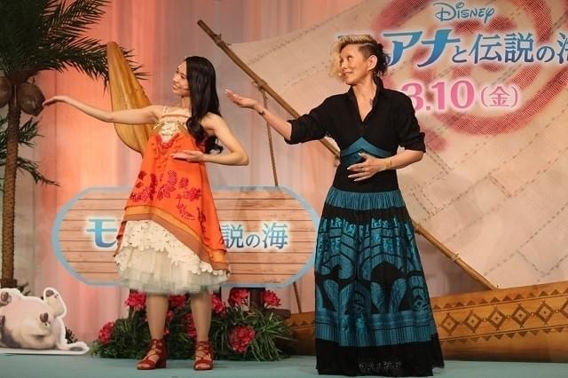 夏木マリ、まさかの歌詞失念！「モアナ」楽曲生披露で緊張、屋比久知奈と抱き合う