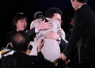 【第40回日本アカデミー賞】杉咲花が最優秀助演女優賞！中野量太監督と涙のハグ