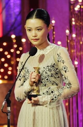 【第40回日本アカデミー賞】杉咲花が最優秀助演女優賞！中野量太監督と涙のハグ