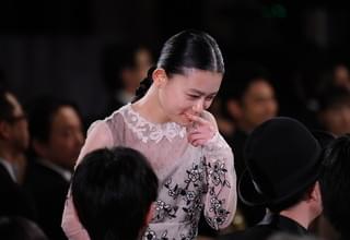 【第40回日本アカデミー賞】杉咲花が最優秀助演女優賞！中野量太監督と涙のハグ