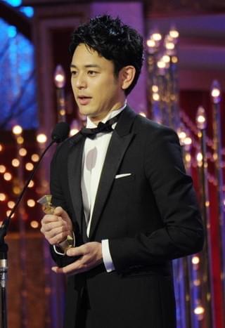 【第40回日本アカデミー賞】妻夫木聡が最優秀助演男優賞！恋人役・綾野剛と熱い抱擁