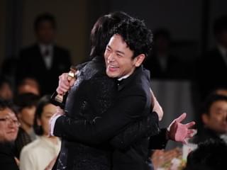 【第40回日本アカデミー賞】妻夫木聡が最優秀助演男優賞！恋人役・綾野剛と熱い抱擁