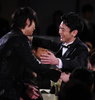 【第40回日本アカデミー賞】妻夫木聡が最優秀助演男優賞！恋人役・綾野剛と熱い抱擁