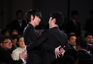 【第40回日本アカデミー賞】妻夫木聡が最優秀助演男優賞！恋人役・綾野剛と熱い抱擁