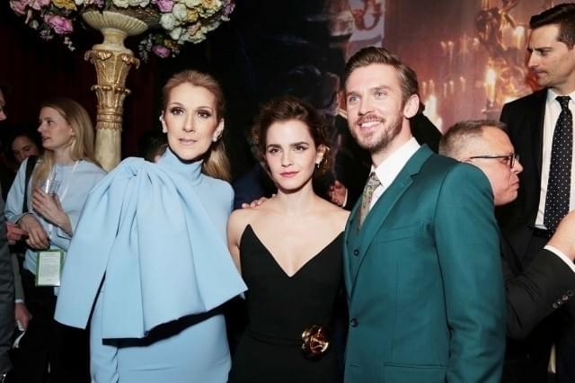 エマ・ワトソンはバラをあしらったベルトをコーディネート