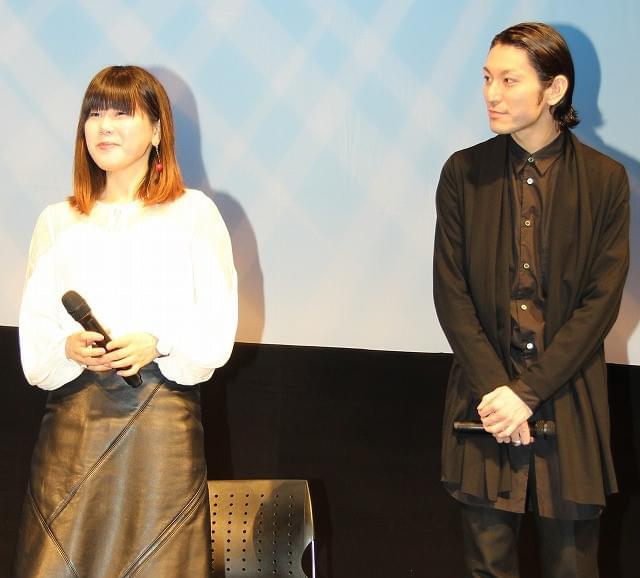 舞台挨拶に立った山戸結希監督（左）