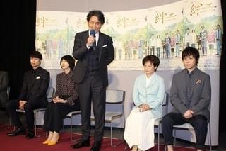 役所広司＆新垣結衣ら「絆」キャスト、福島の人々の笑顔に「元気をもらった」