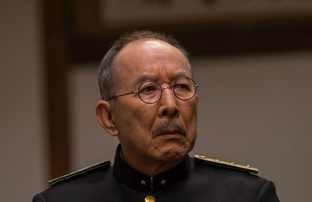 橋爪功は網走刑務所の所長役に