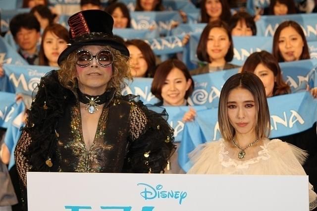 登壇した加藤ミリヤとROLLY