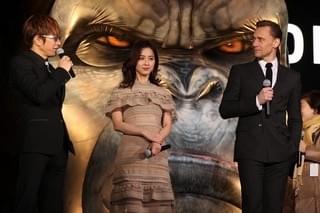 トム・ヒドルストン＆ブリー・ラーソン、GACKTオススメのゴールデン街に興味津々